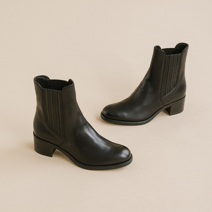 Boots à bouts ronds et petits talons  en cuir noir