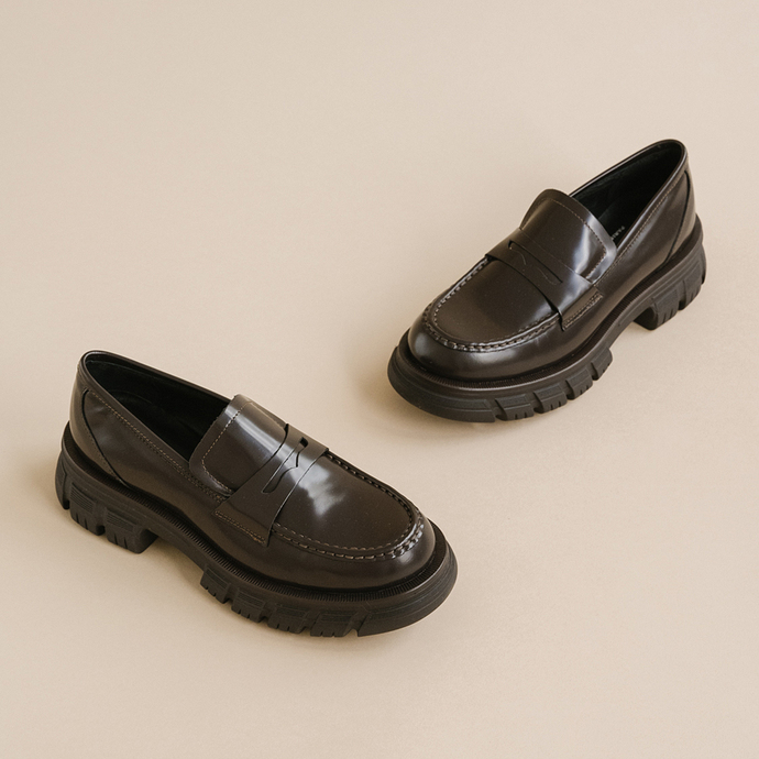 Mocassins à semelles crantées  en cuir glacé marron