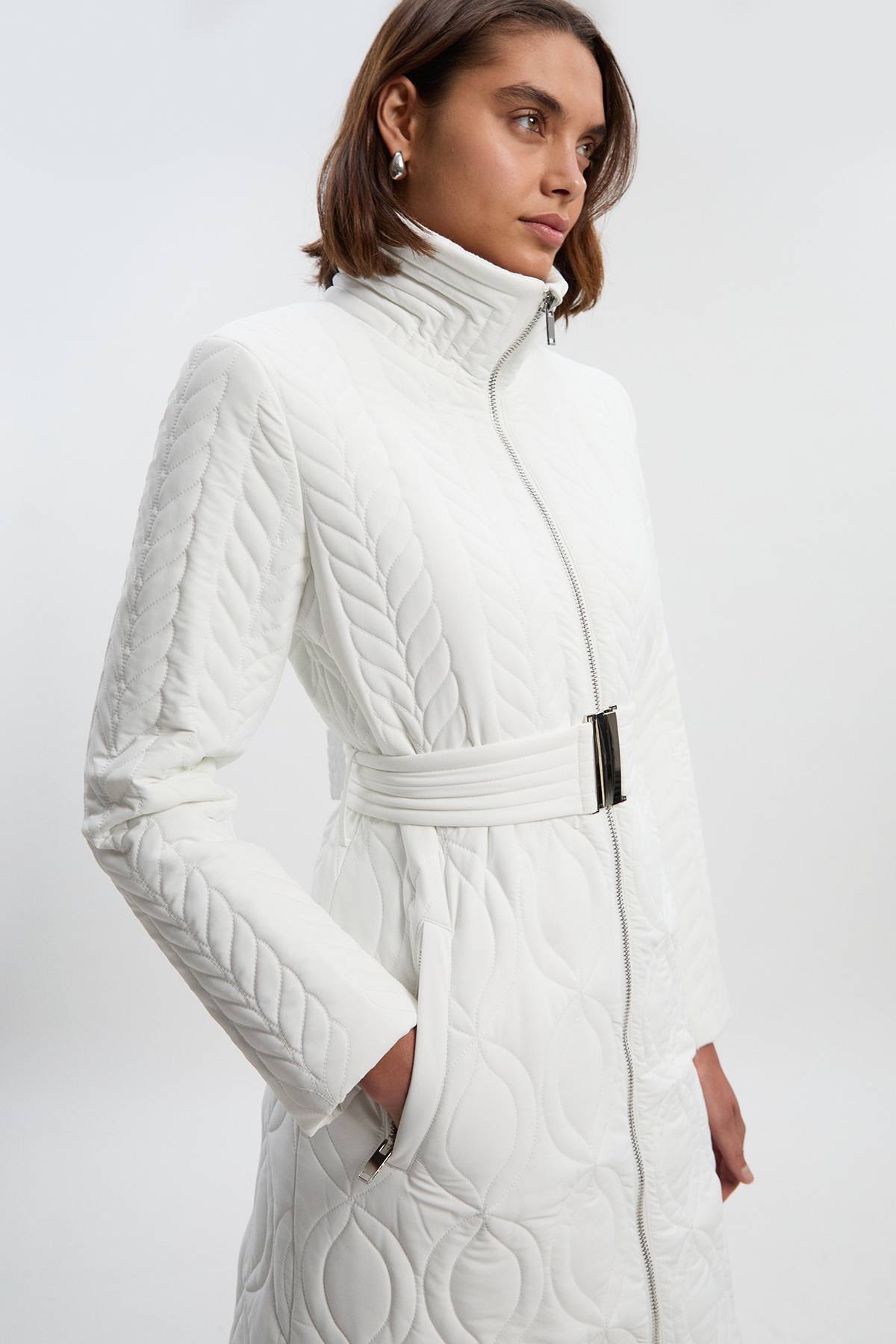 KarenMillen Manteau Matelassé Mi-Long à Ceinture avec Détails de Coutures Multiples