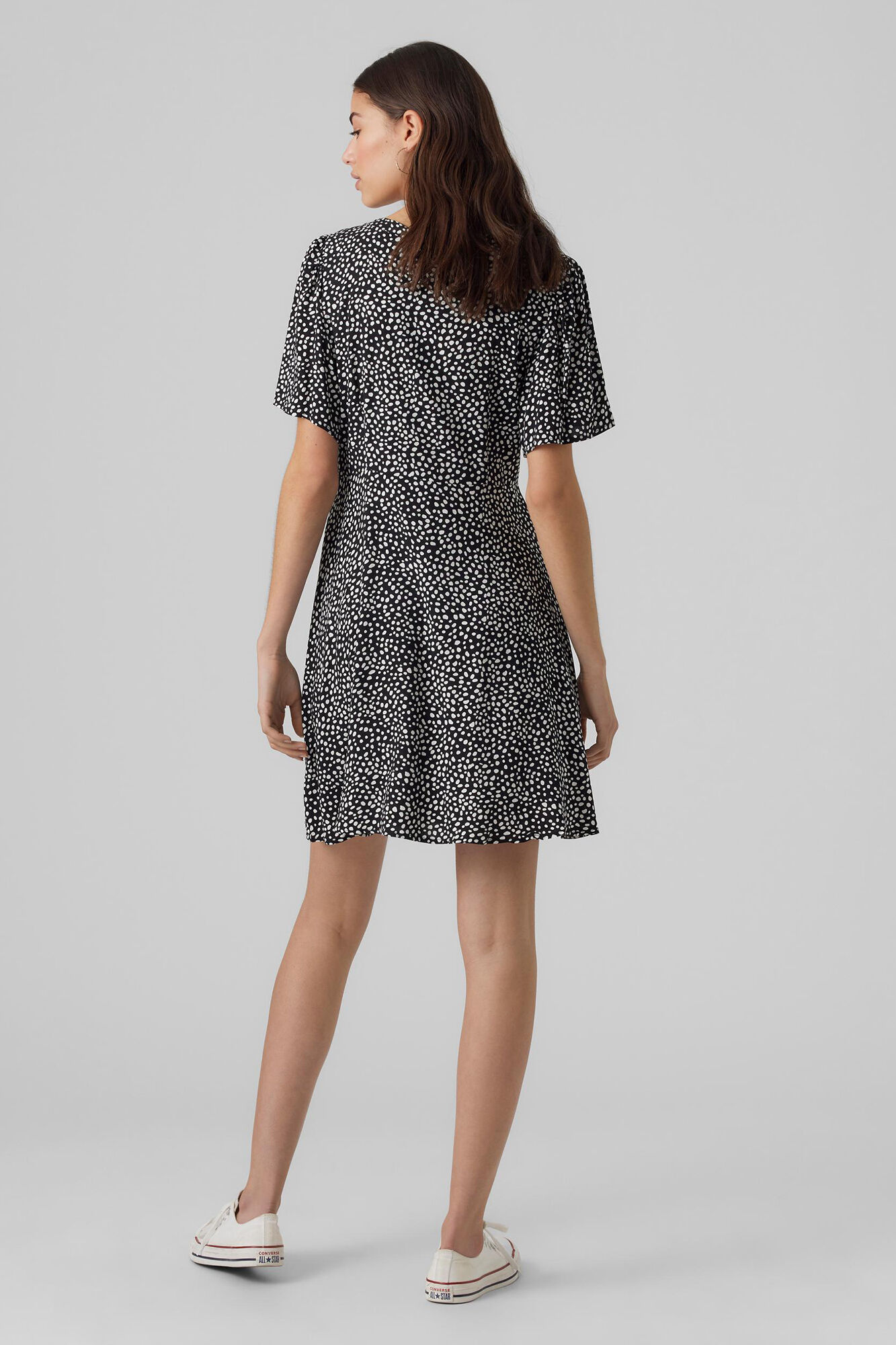 Vestido curto com decote em V - Preto