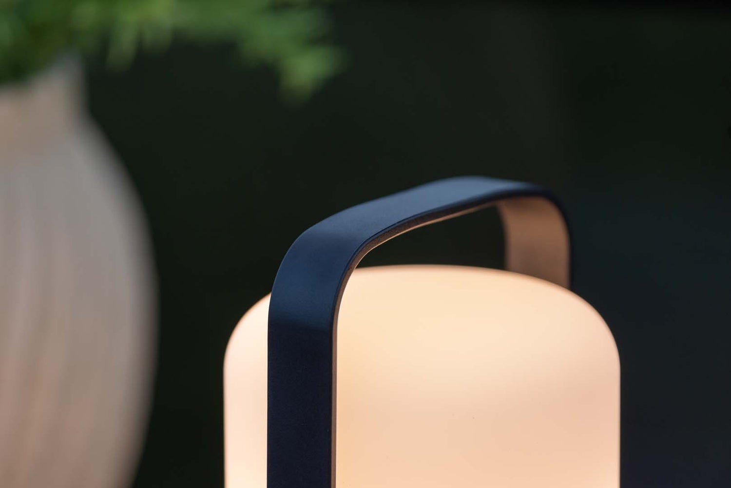 Fern LED tafellamp voor buiten, zwart. 12 x 12 x 22 cm