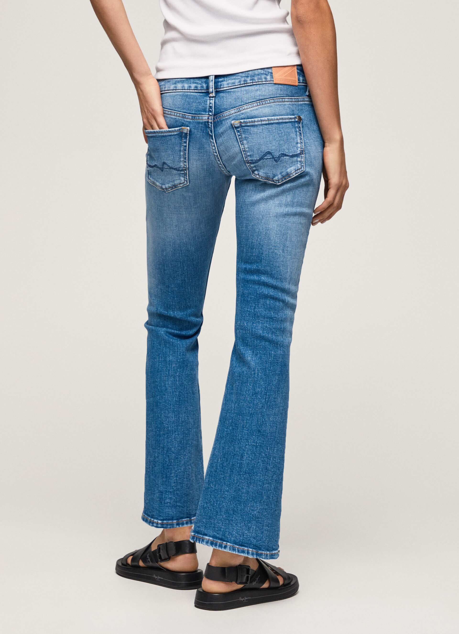 Calça jeans Amy Fit Flare com tira inferior - jeans
