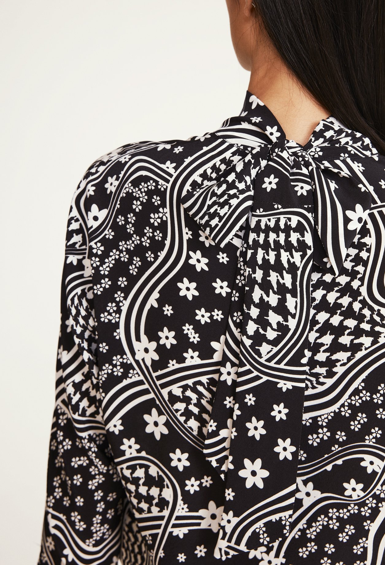 Blouse &agrave; col montant
