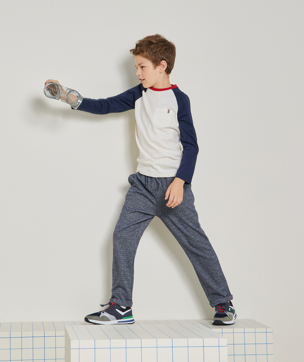PANTALON RELAXED GARÇON EN FIBRES RECYCLÉES À CARREAUX GRIS