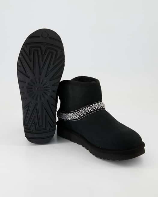 UGG Classic Mini Crescent Winterschuhe in Schwarz