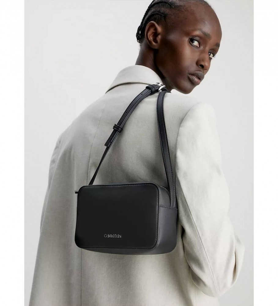 Bolsa Calvin Klein Must Camera, preta