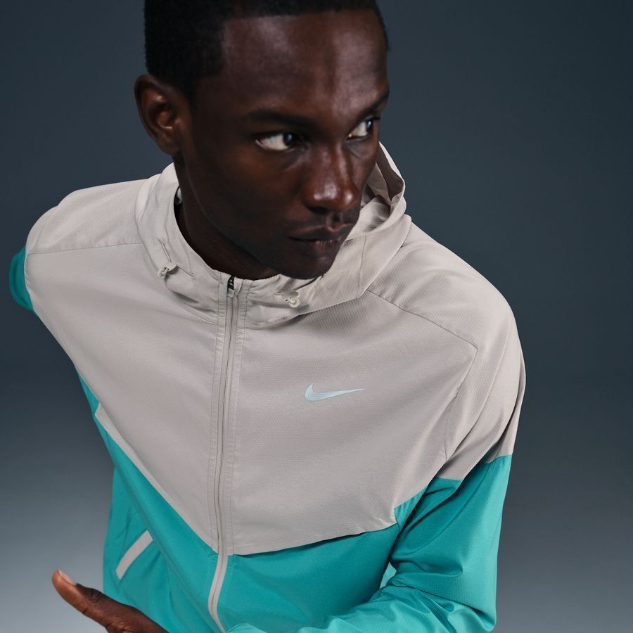 Nike Impossibly Light Windrunner