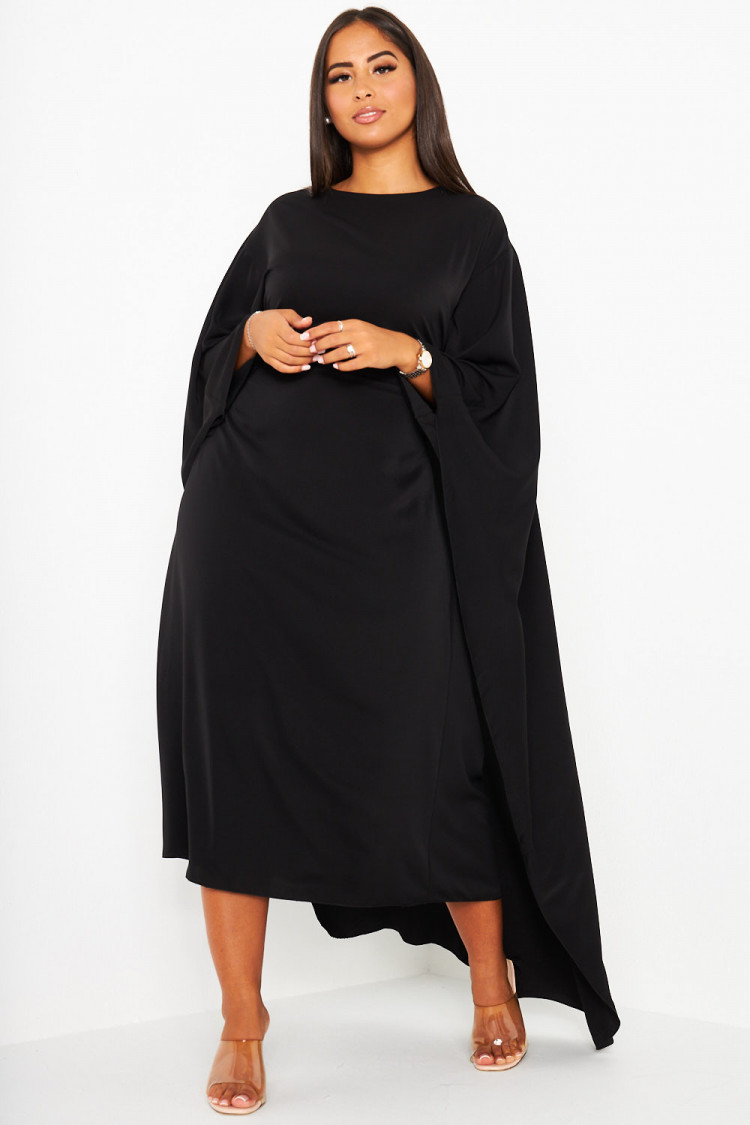 Robe noire ceinturée à empiècement cape