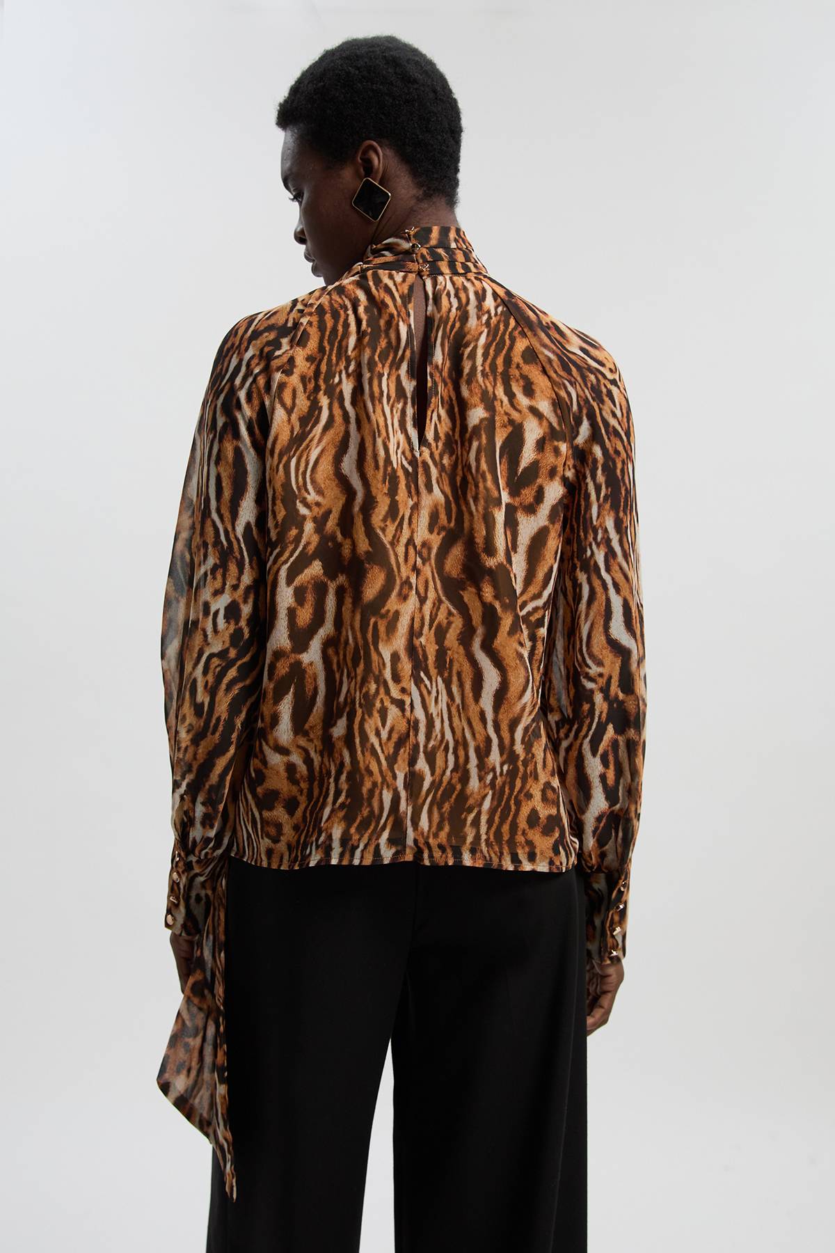 KarenMillen Blouse Tissée à Imprimé Animal en Georgette avec Nœud au Col