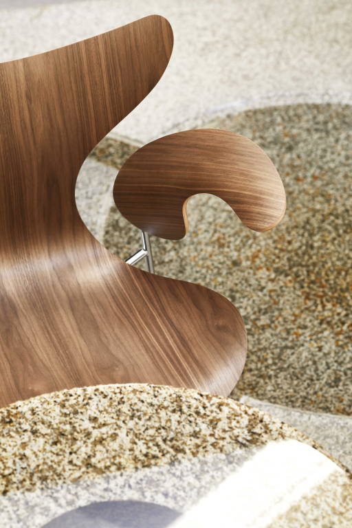 Fritz Hansen Lily stoel met armleuningen