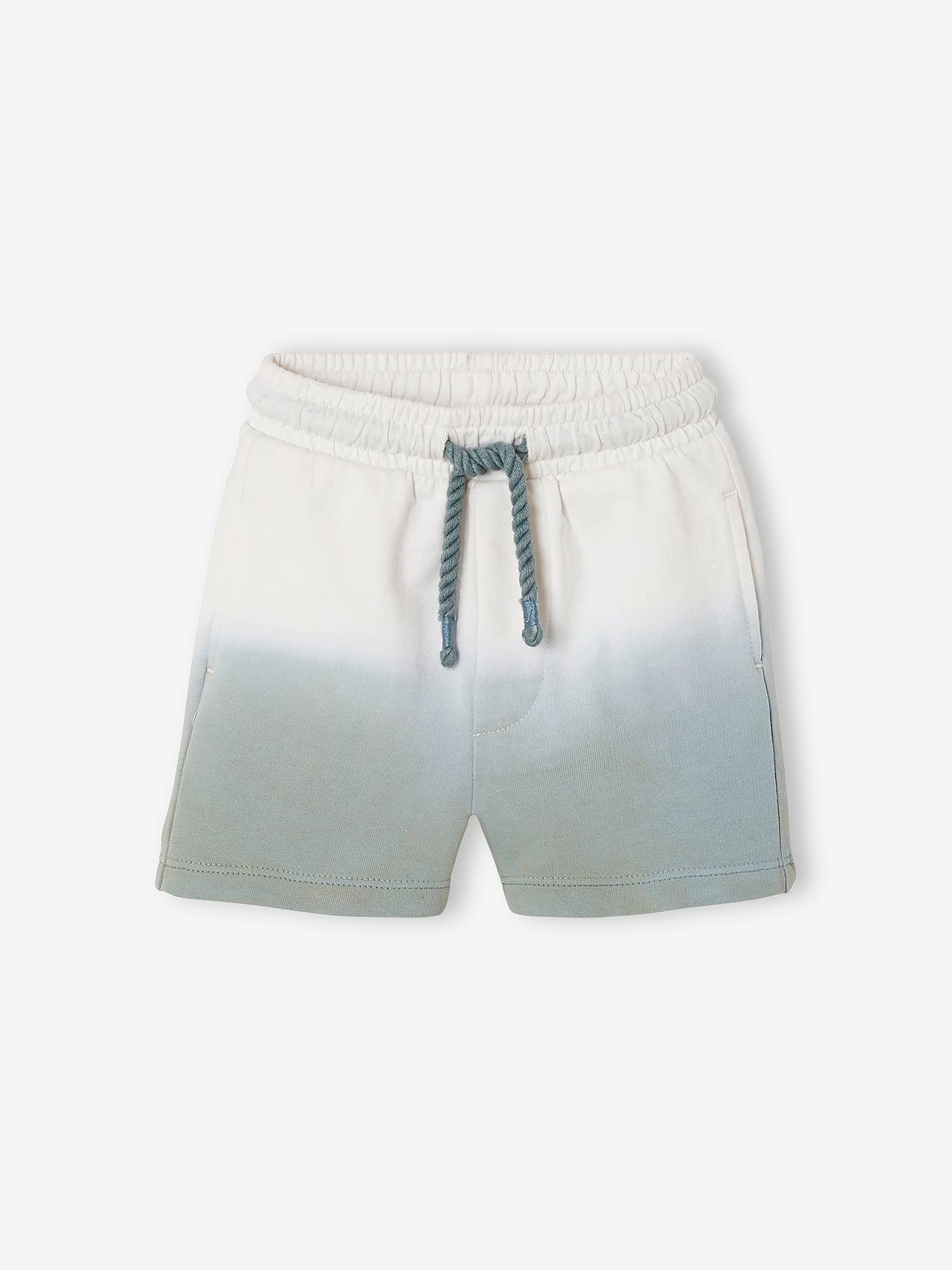 Conjunto de bebê composto por uma camiseta branca lisa, shorts e chapéu chanel com estampas.
