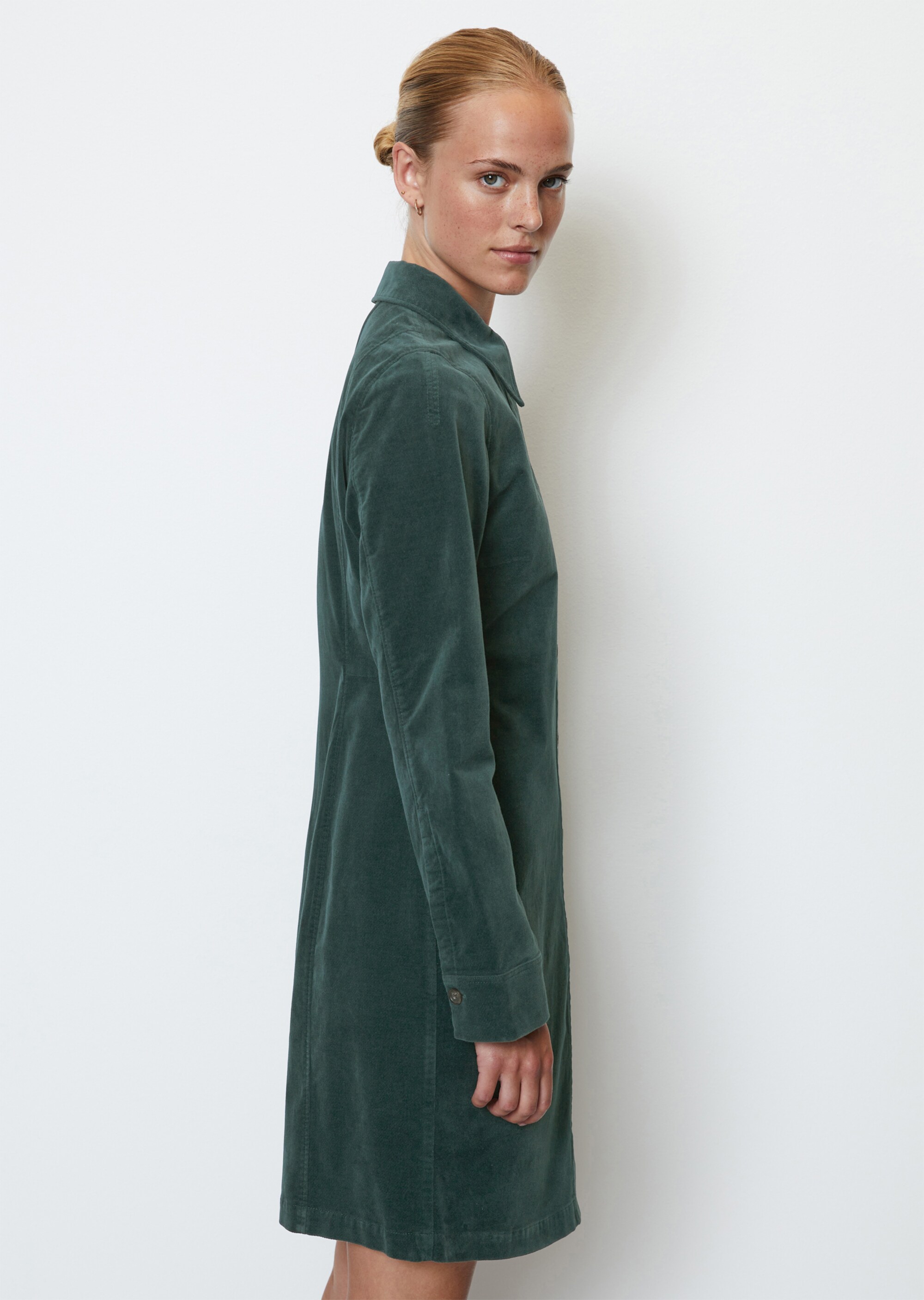 Kurzes Hemdblusenkleid straightaus stretchigem Samt