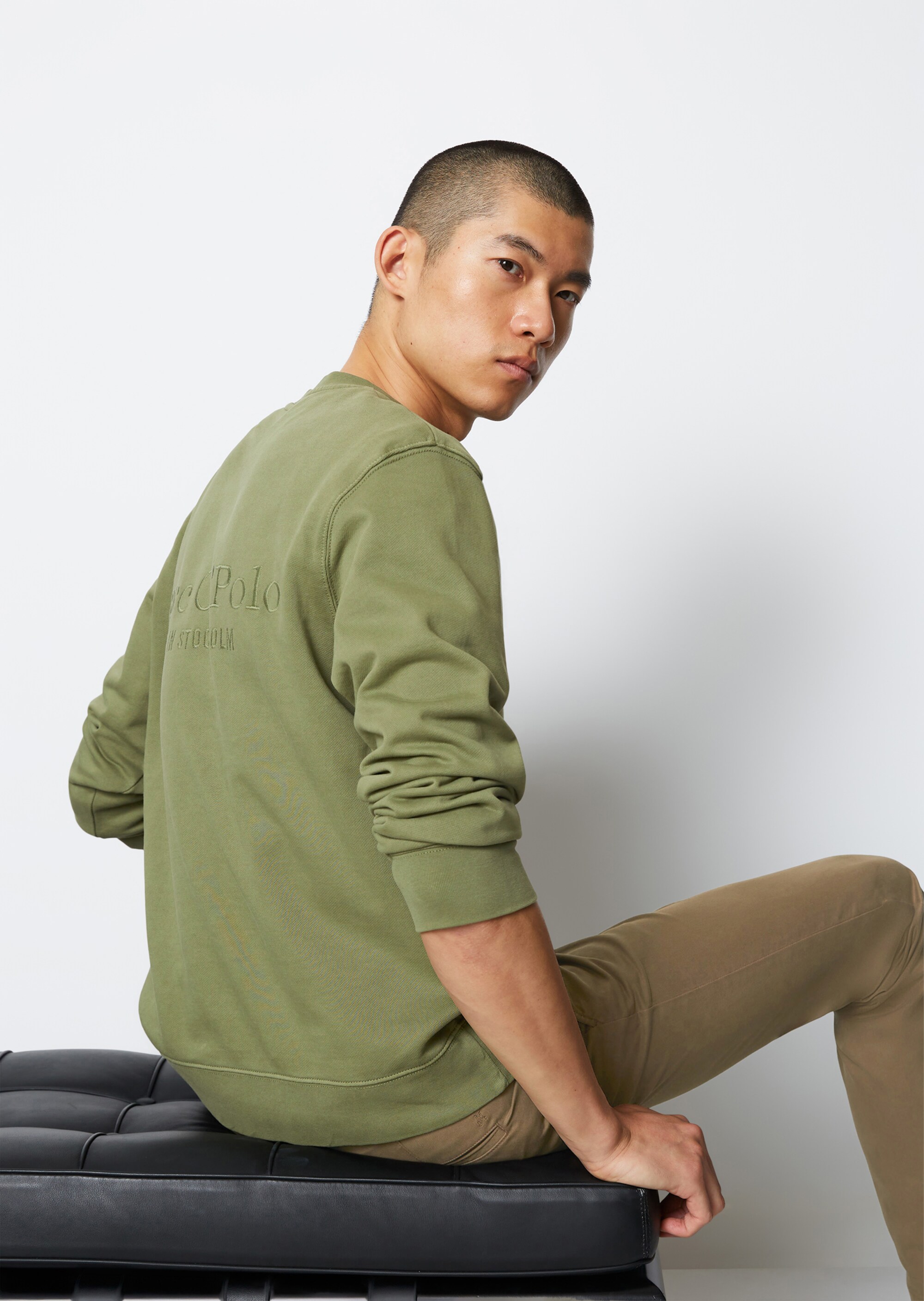 Sweatshirt regular mit rückseitiger Logo-Stickerei