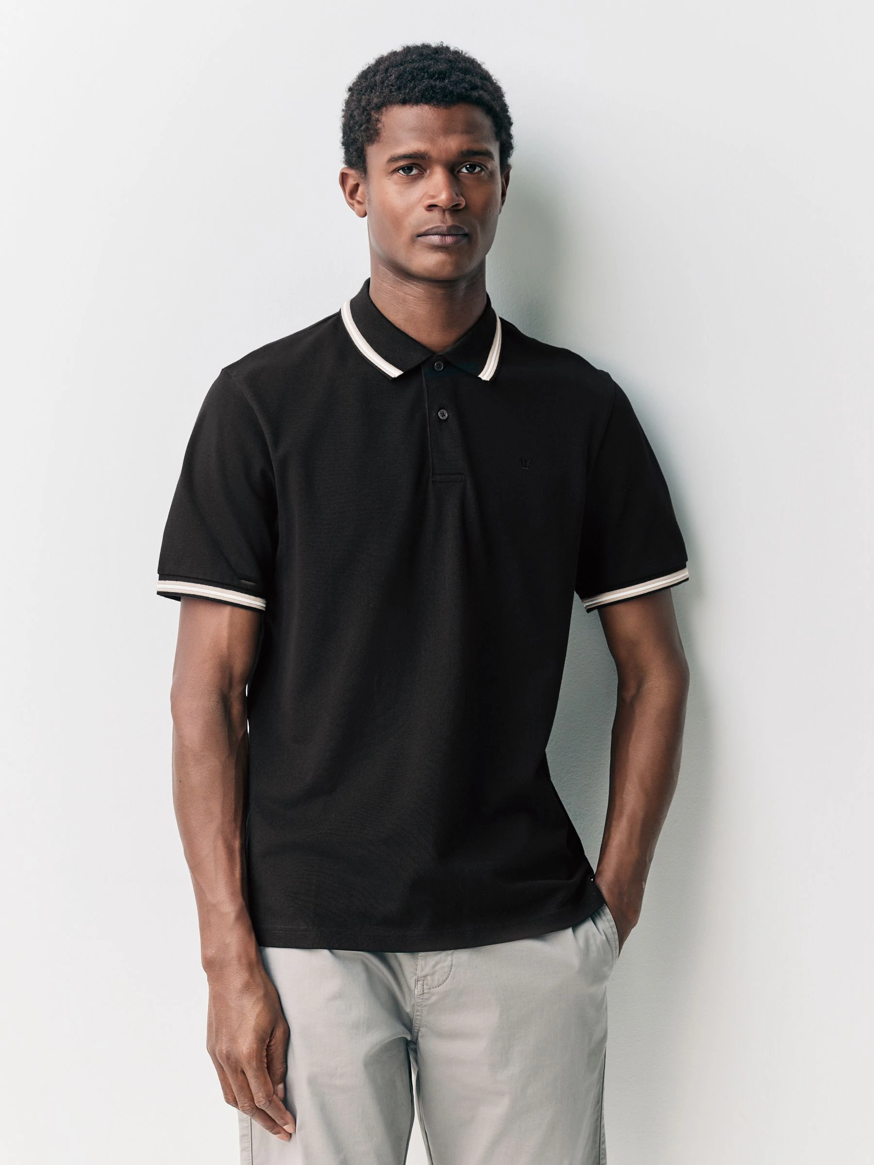 Zwarte poef - Regular fit poloshirt met korte mouwen en contrasterende randen