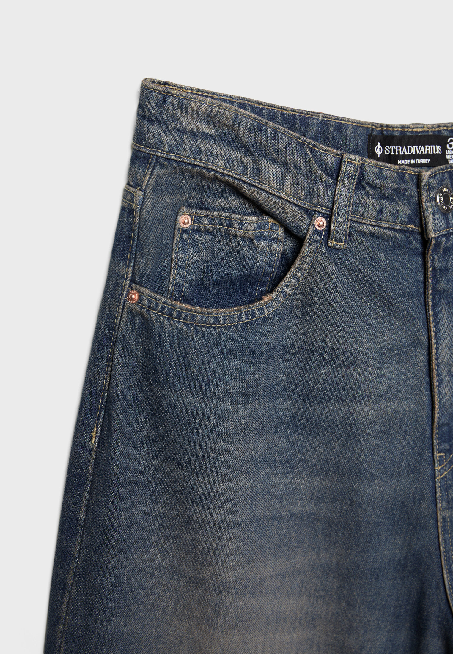 calça jeans de perna larga e modelagem solta