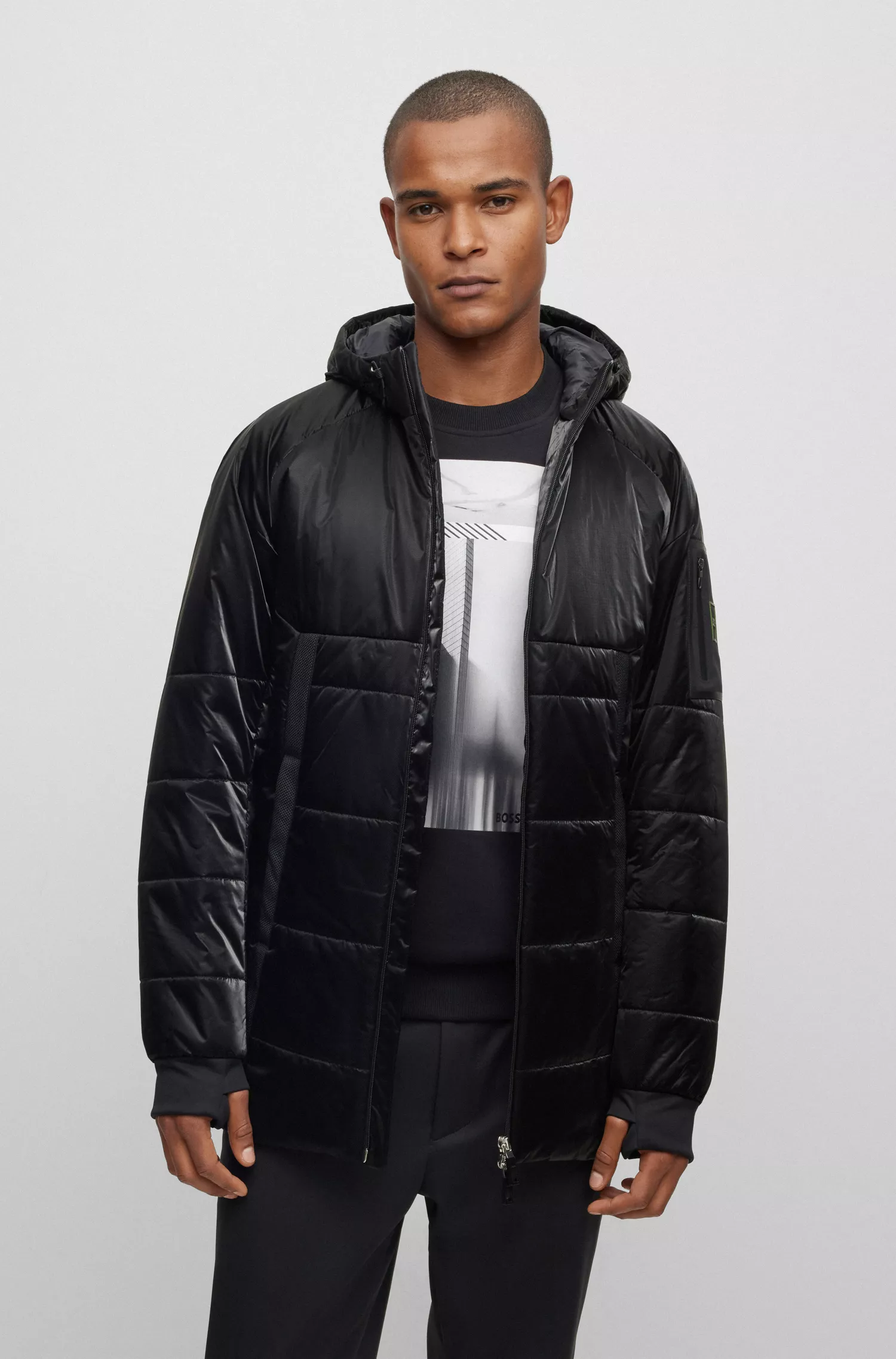 Jaqueta BOSS verde, corte regular, com bolso na manga com a marca.