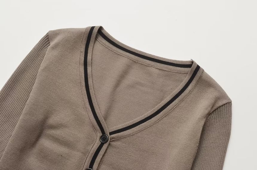 Sundine - V-hals vest met contrasterende bies en knoopjes