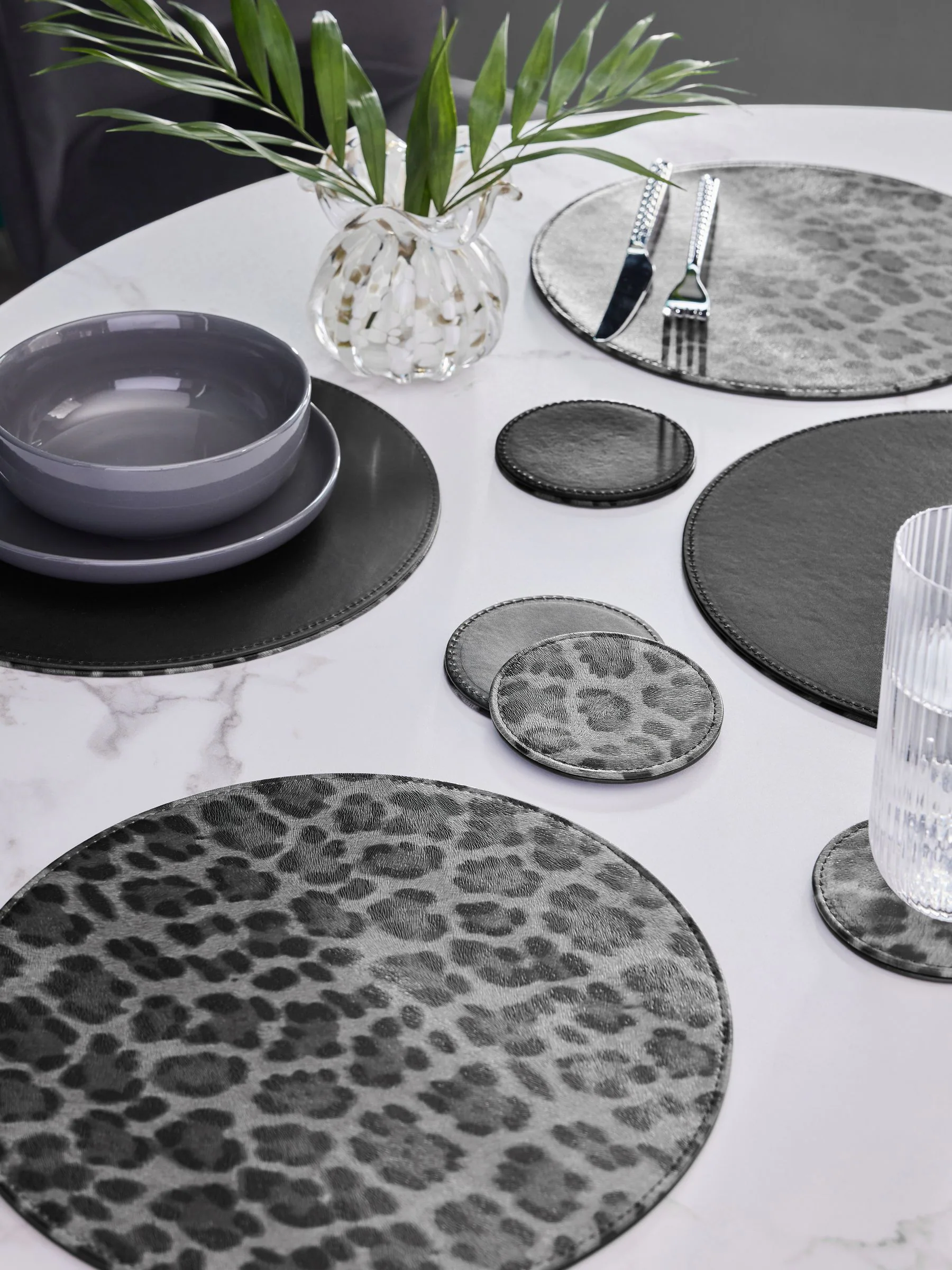Set van 4 bedrukte imitatieleren placemats en onderzetters