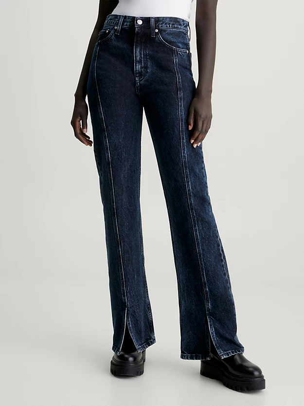 Calça jeans boca de sino com fenda na barra.