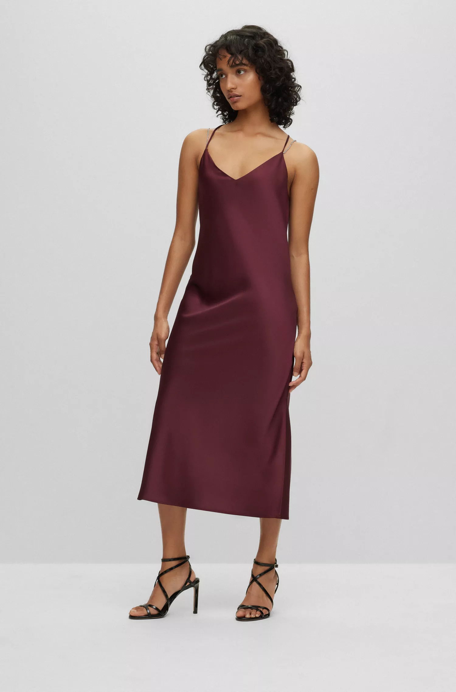 Vestido midi de cetim preto BOSS com detalhe de alça de corrente.