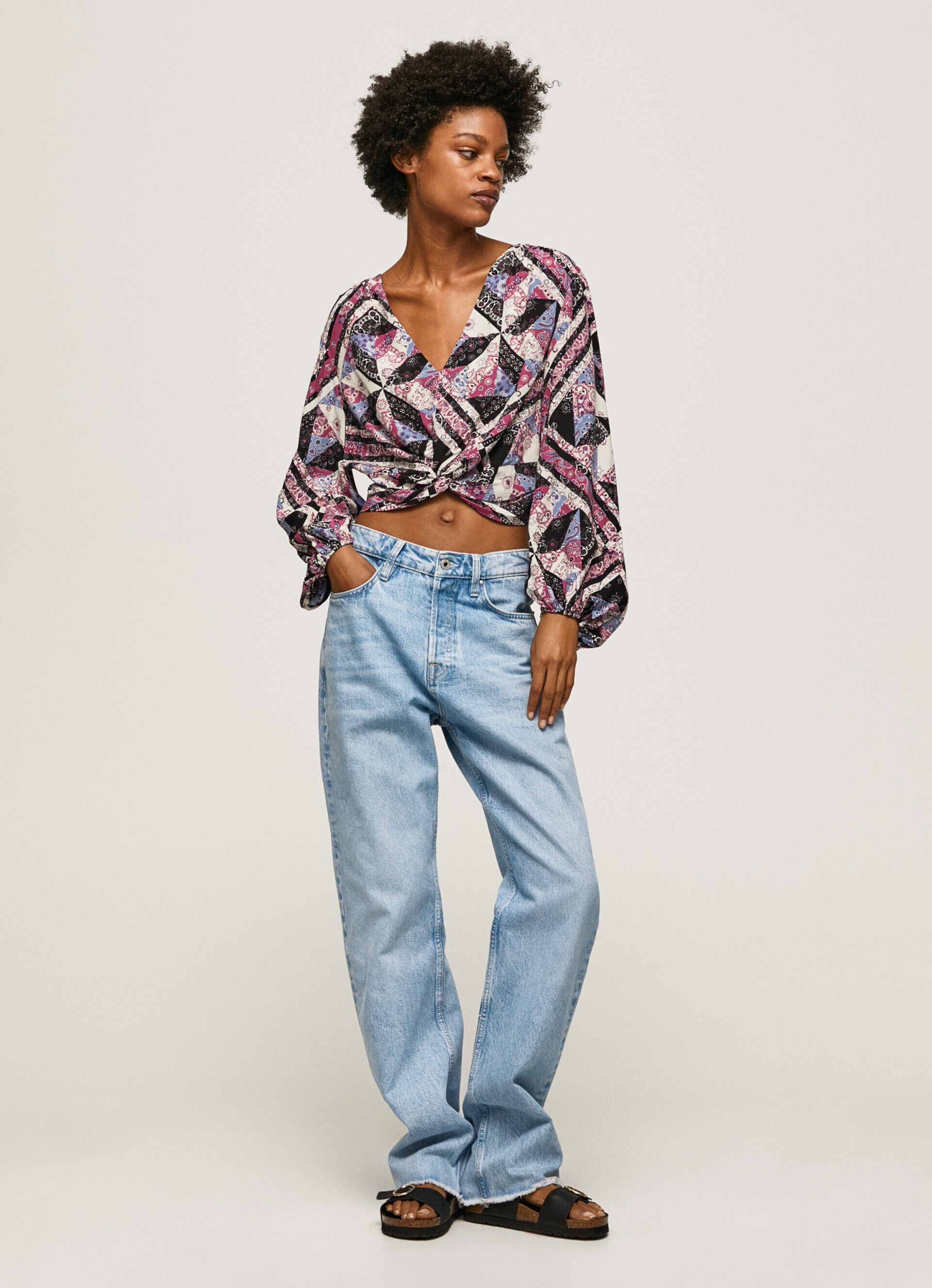 Top cropped com estampa paisley - multicolorido