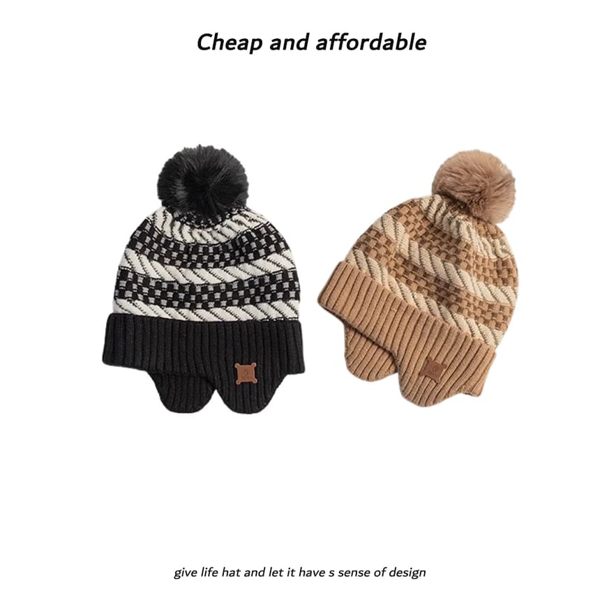 Alpha Kiss - Gebreide Trappermuts met pompons