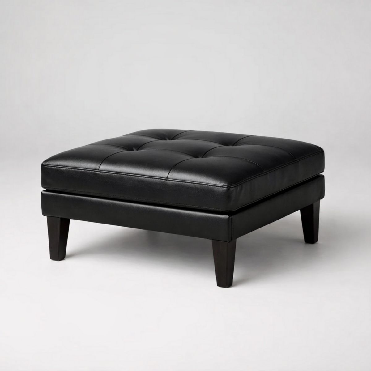 Quadratische schwarze Ottomane aus Kunstleder mit Holzbeinen