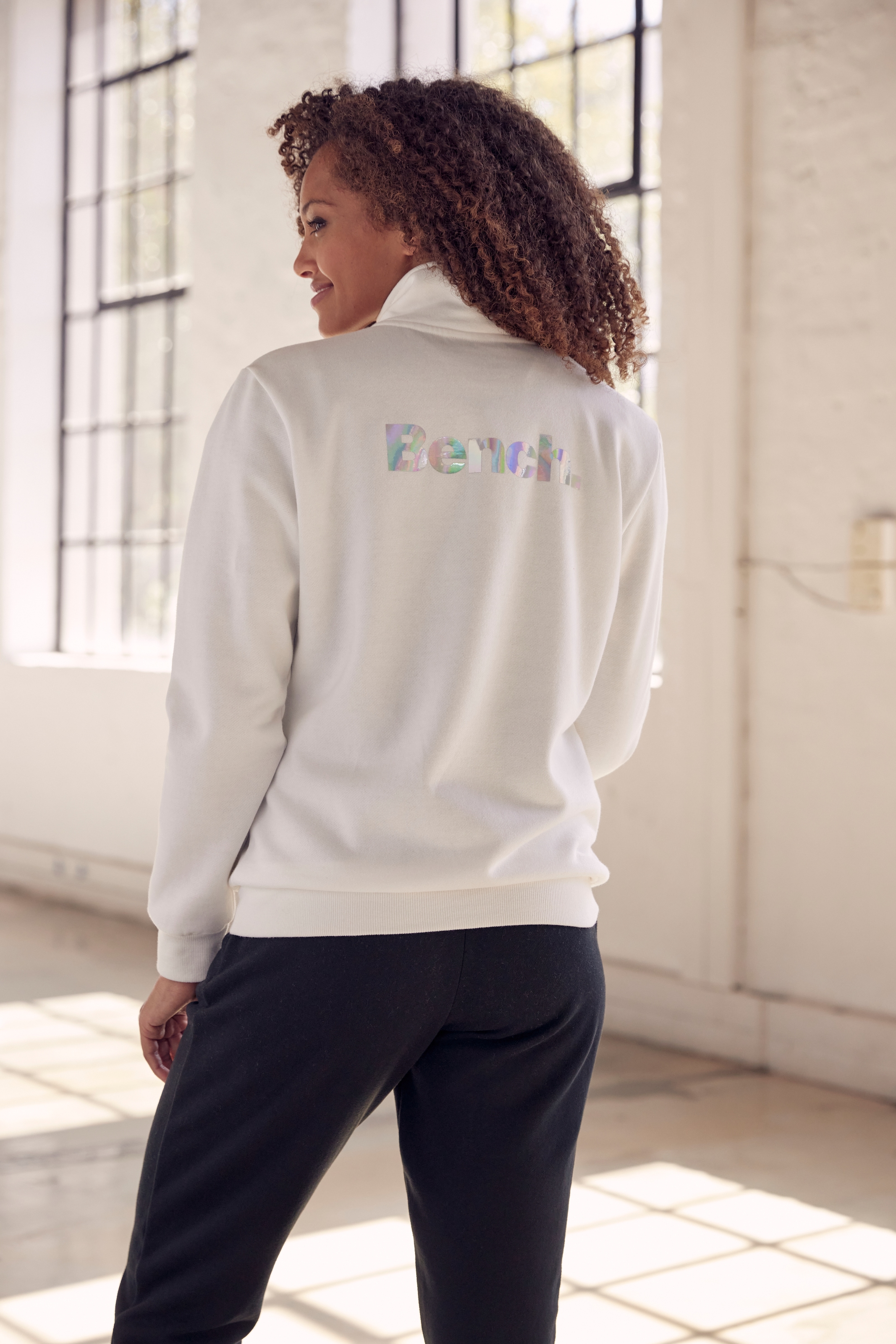 Bench. Loungewear Sweatjacke , Loungejacke mit Stehkragen und glänzendem Logodruck, Loungewear