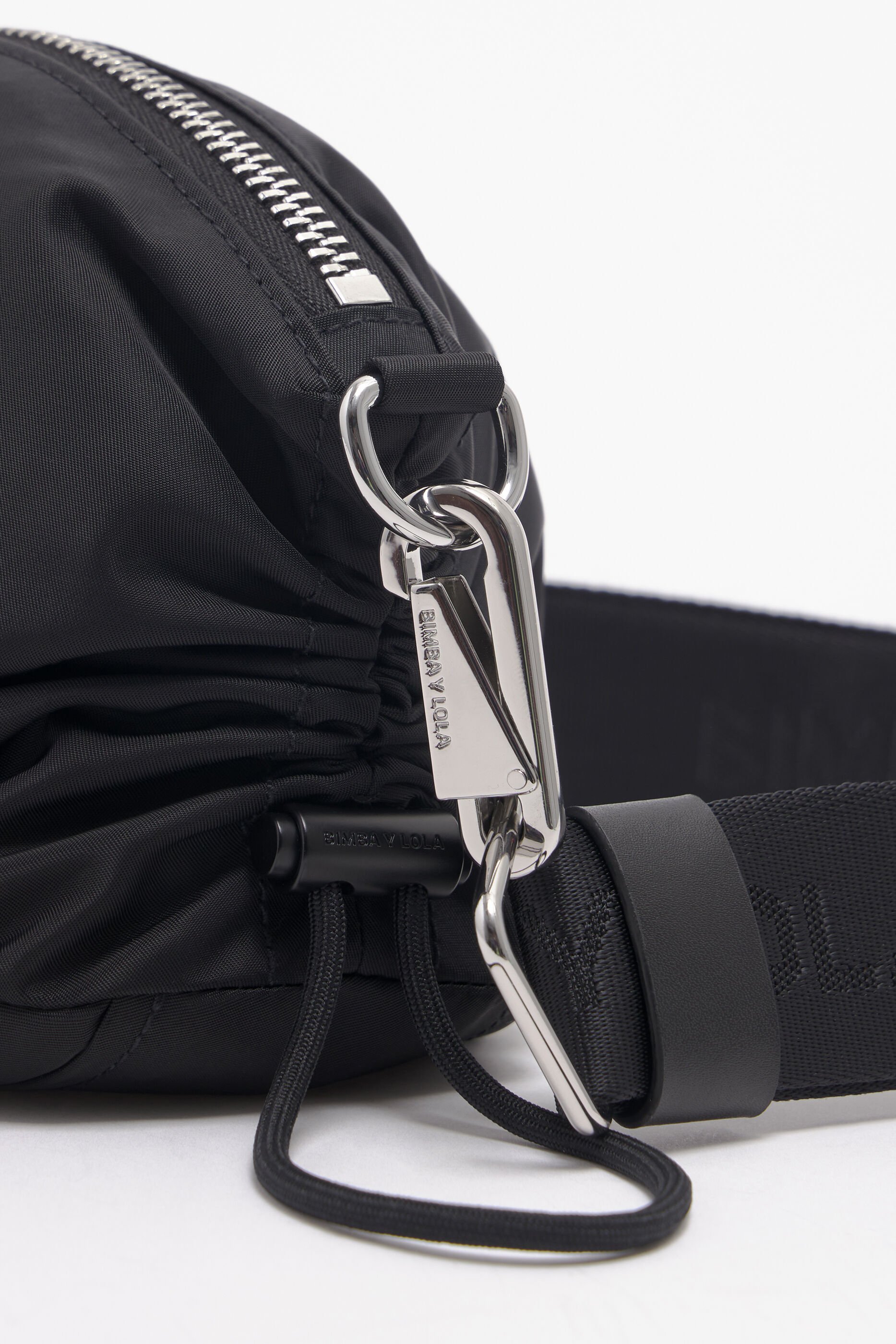 Bolsa de ombro pequena em nylon com franzido, preta.