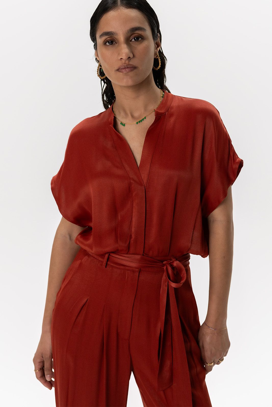 Donkerrode satijnen jumpsuit met open rug detail