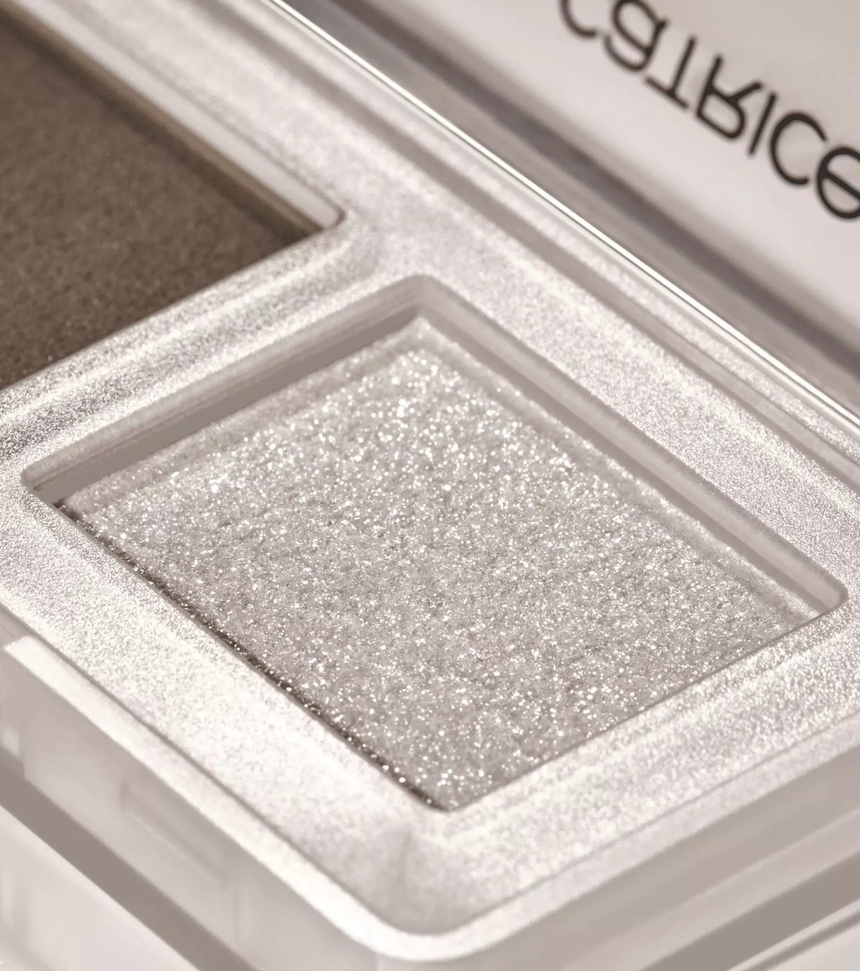 Catrice - Paleta de sombras em pó cremoso Diamond Treasures - 030: Smokey Diamond