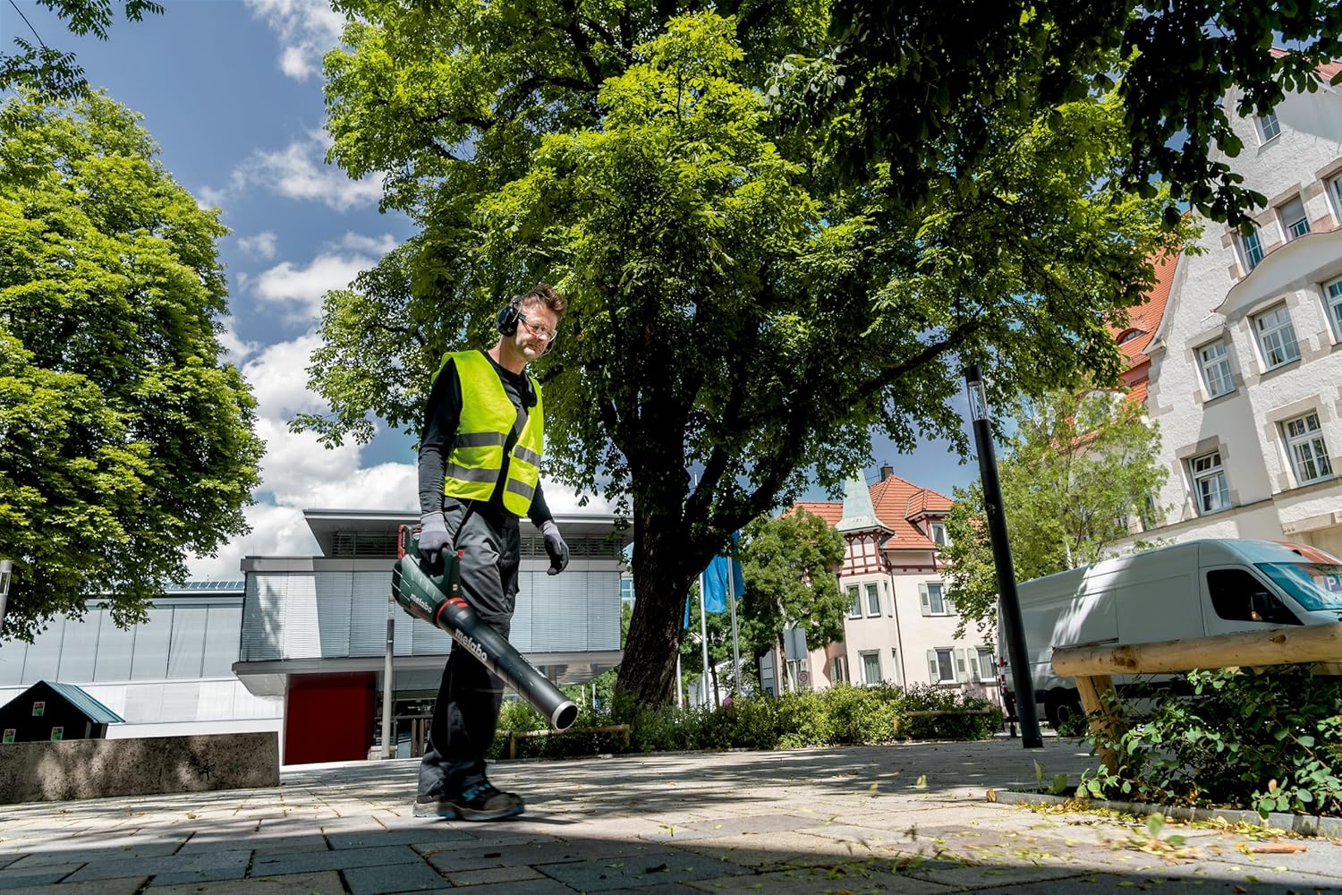 metabo Akku-Laubbläser LB 18 LTX BL – 601607650 – 18 V – Leiser Akku-Laubbläser mit starkem Motor und konstanter Blaskraft – Inkl. 2 Akkus und Ladegerät
