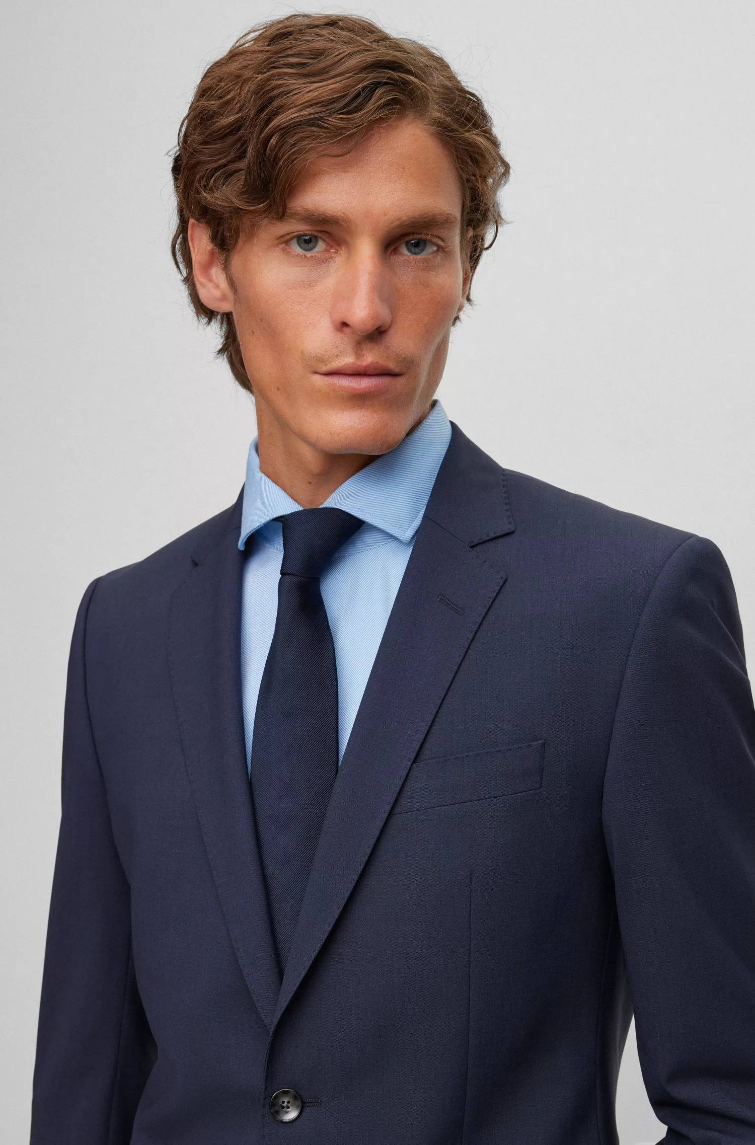 Terno BOSS preto, corte slim, em lã virgem elástica.