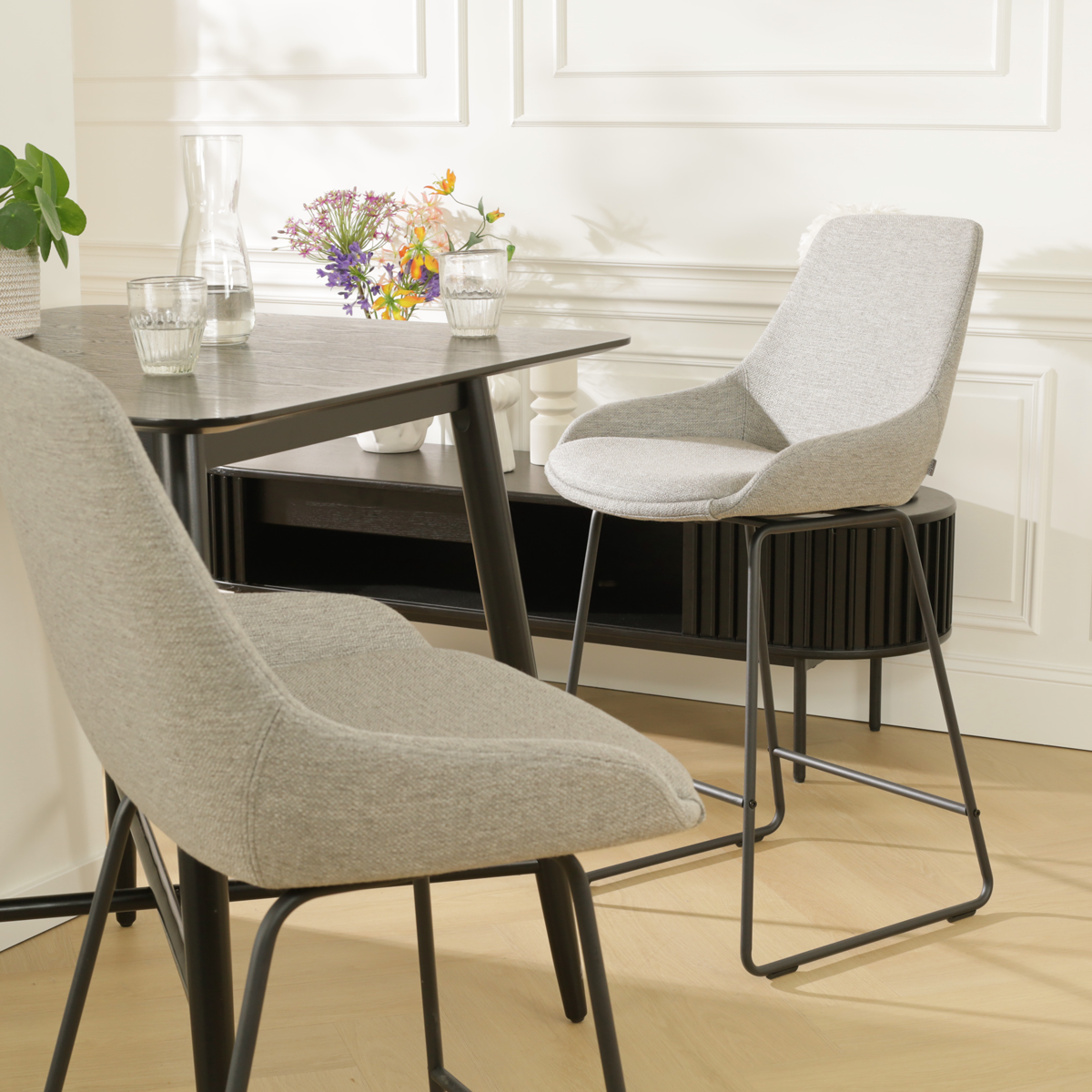Barkruk Nino-Isa warm grijs - zwart onderstel - 75 cm