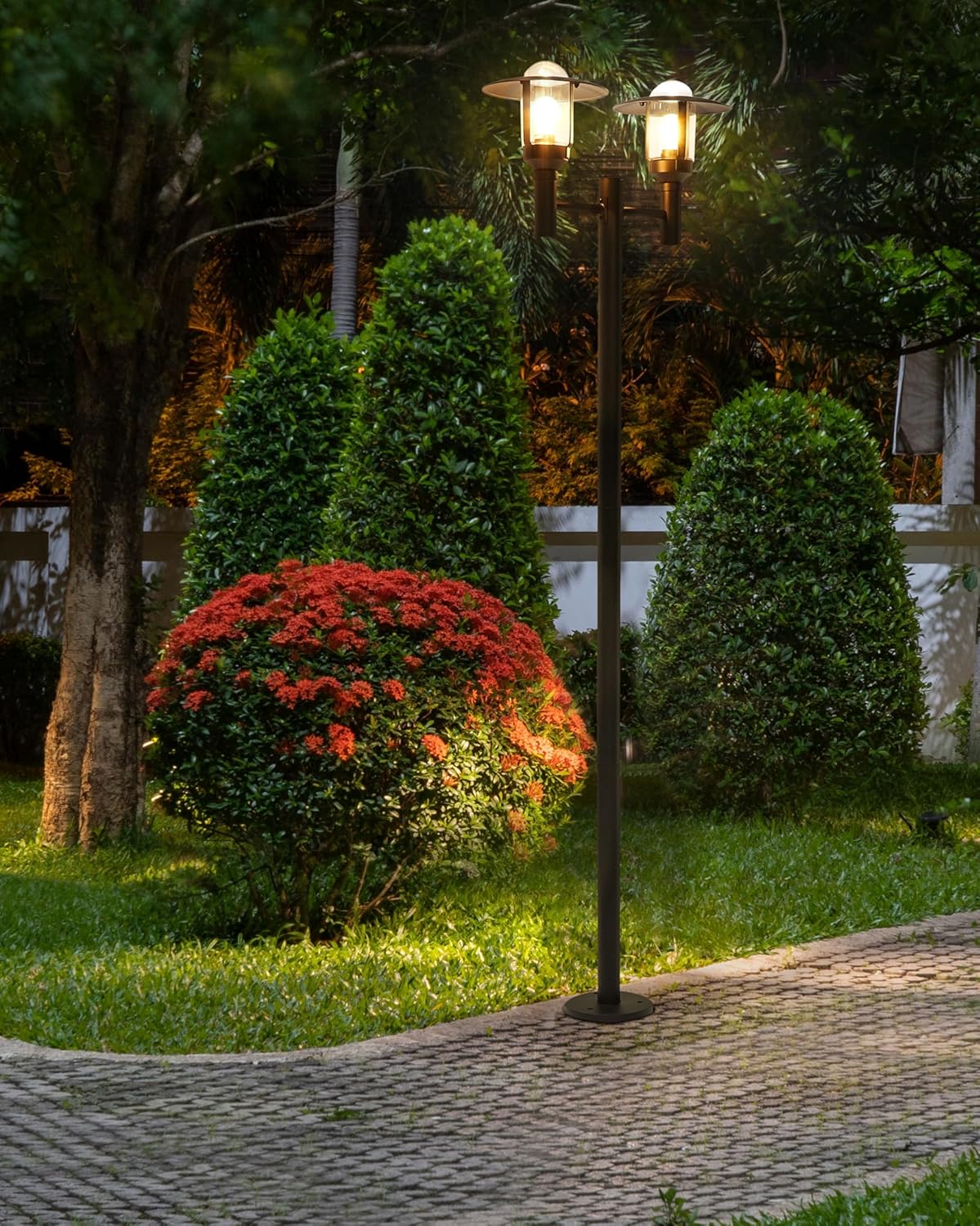 Beliani Außenlaterne 2-flammig Aluminium schwarz für Garten modern Mastleuchte Tizu