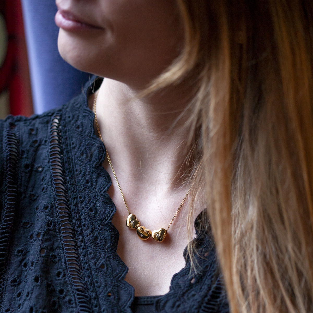 Collier acier jaune 45 cm pierres blanches motif coeur
