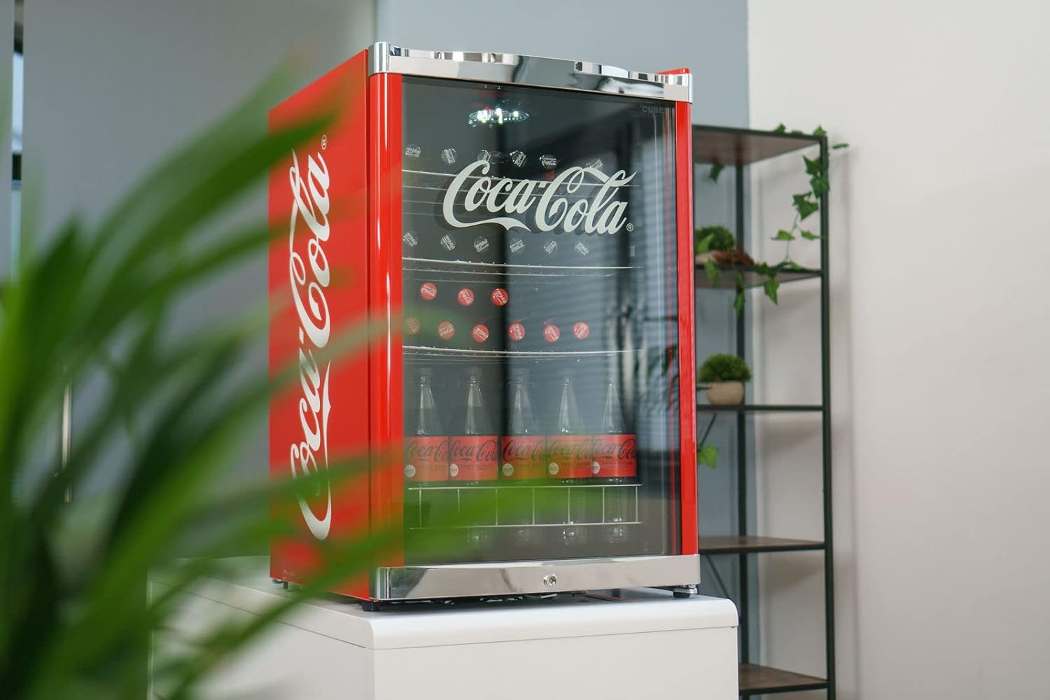 CUBES Coca Cola Kühlschrank 115L | Getränkekühlschrank groß mit Glastür, perfekt für Partys & Gewerbe | Energieeffizient, 84,5 cm hoch, 104 kWh/Jahr - Flaschenkühlschrank groß