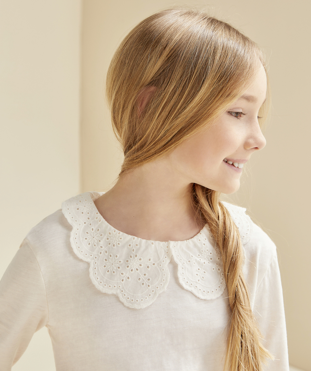 T-SHIRT FILLE EN COTON BIOLOGIQUE ÉCRU AVEC COL CLAUDINE BRODÉ