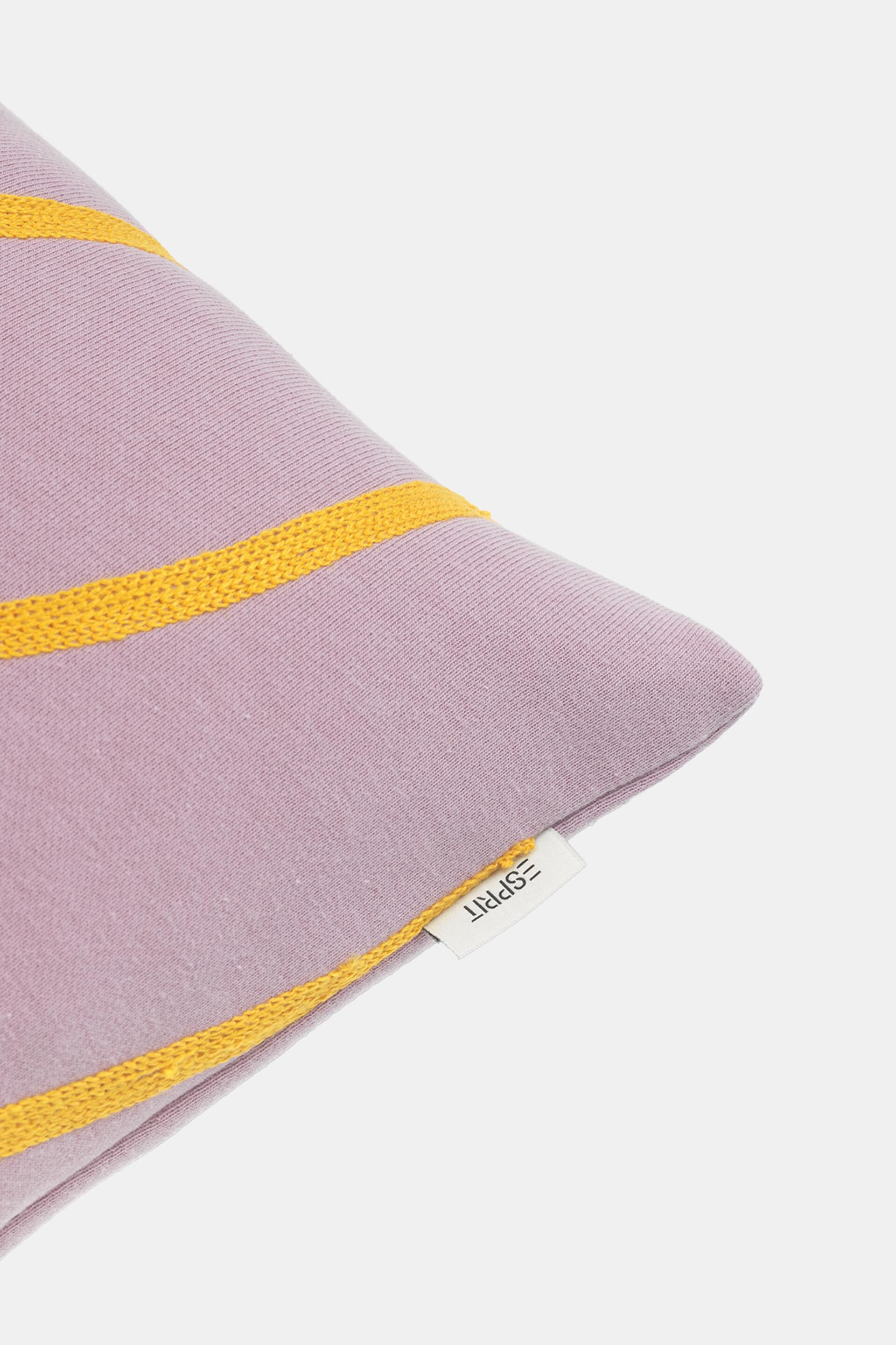 Housse de coussin animée d’un motif de courbes brodé