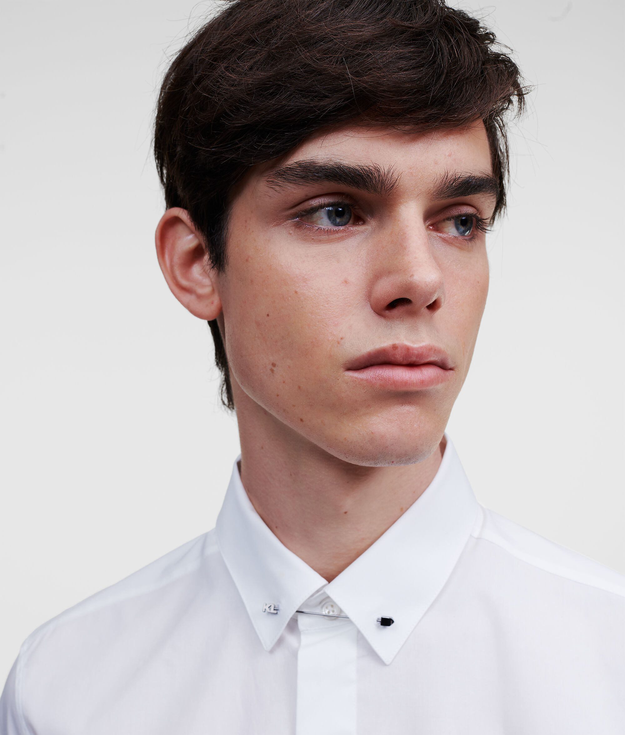 CHEMISE EN POPELINE AVEC ÉPINGLE DE COL