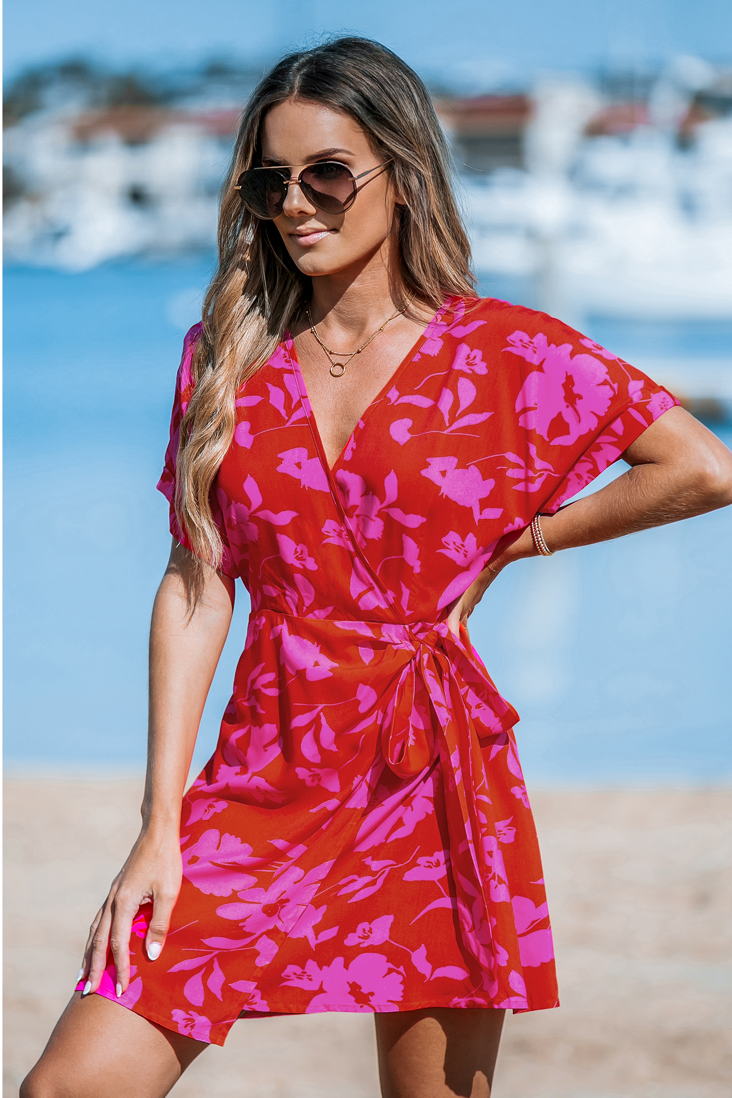 Robe mini à emballage et nouer sur le côté à fleurs rose