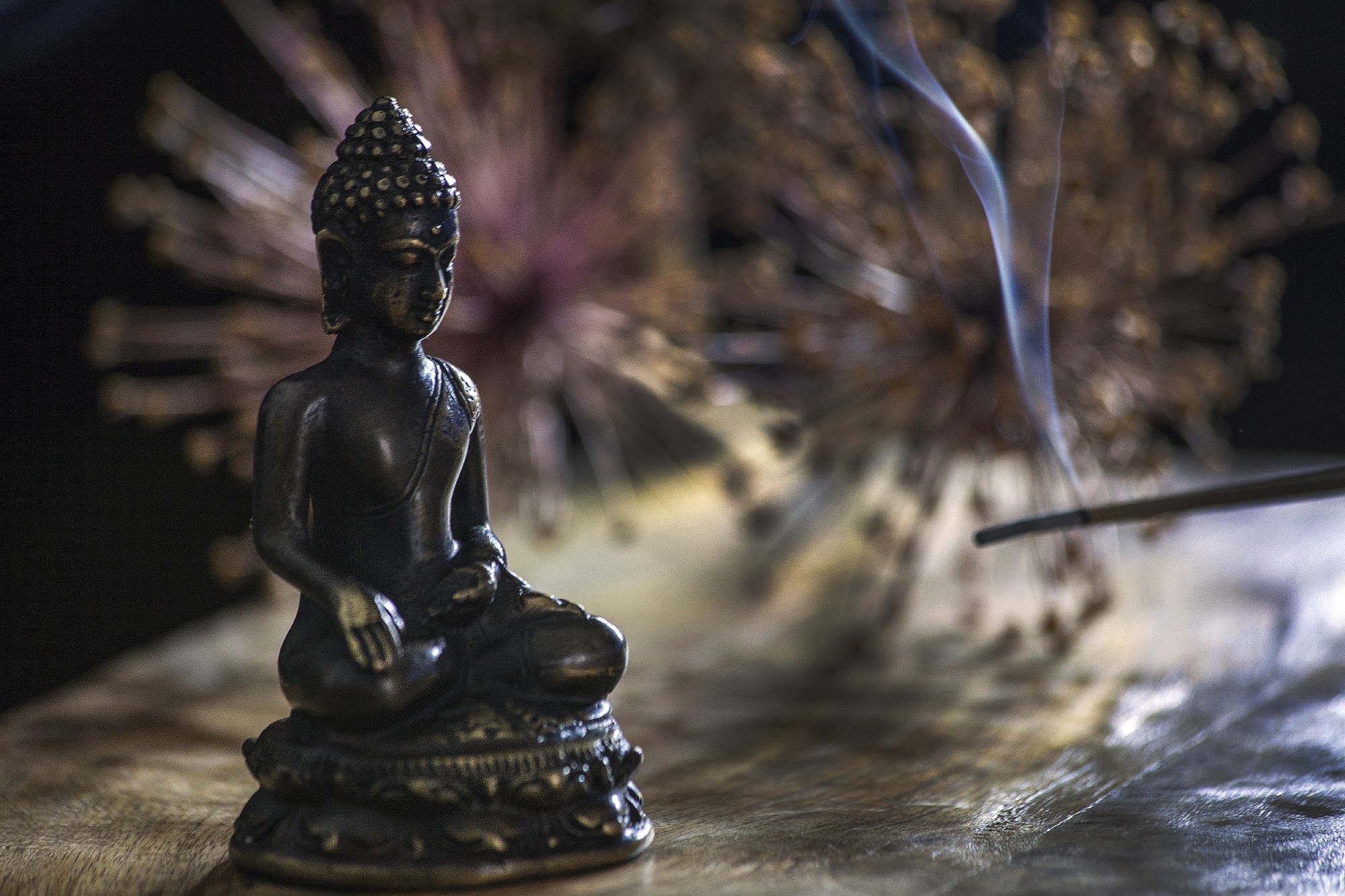 Buddha sitzend, aus Bronze, B 5,5 cm, H 10 cm von fischer's lagerhaus