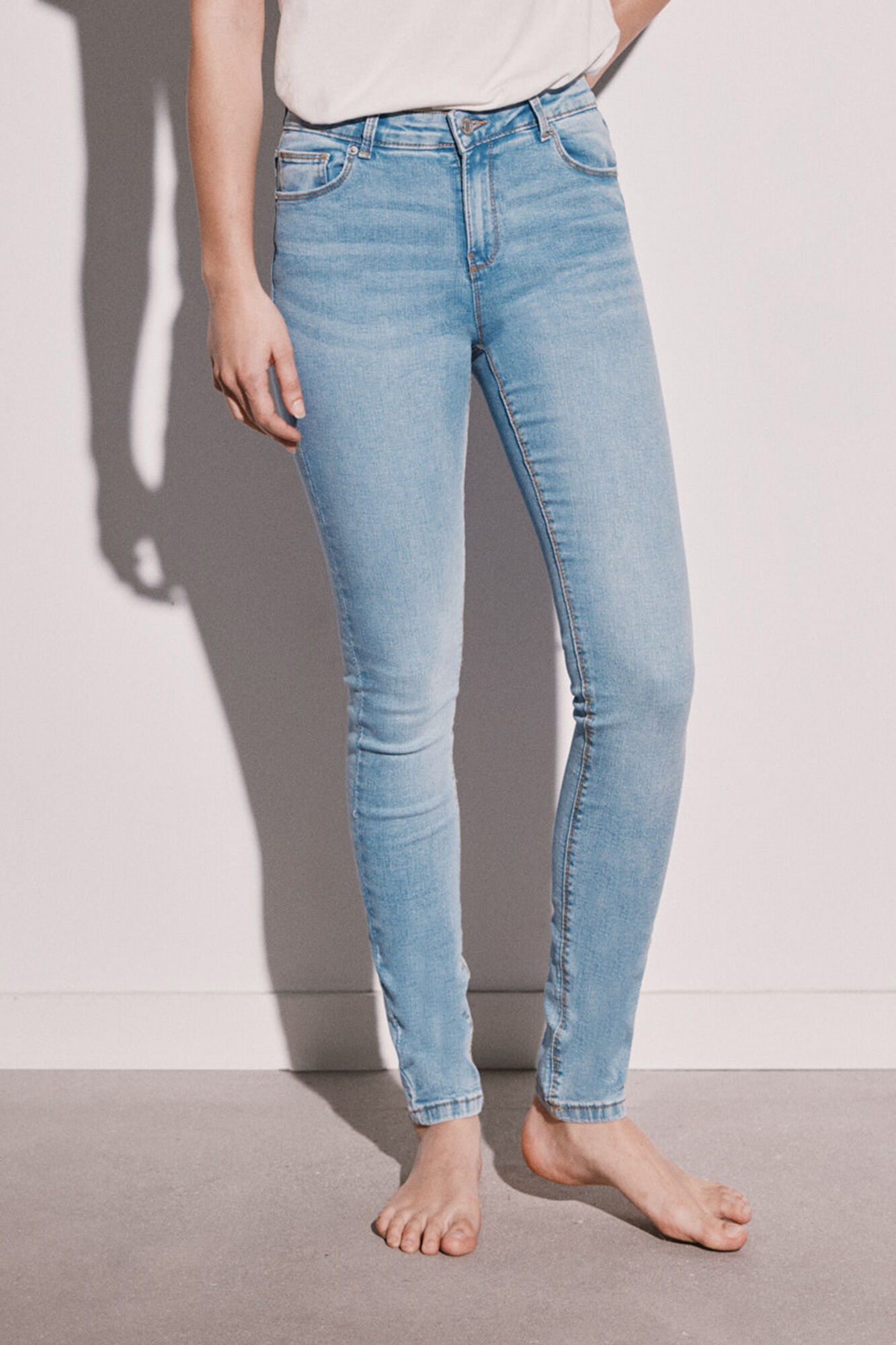 Calça jeans slim, lavagem sustentável