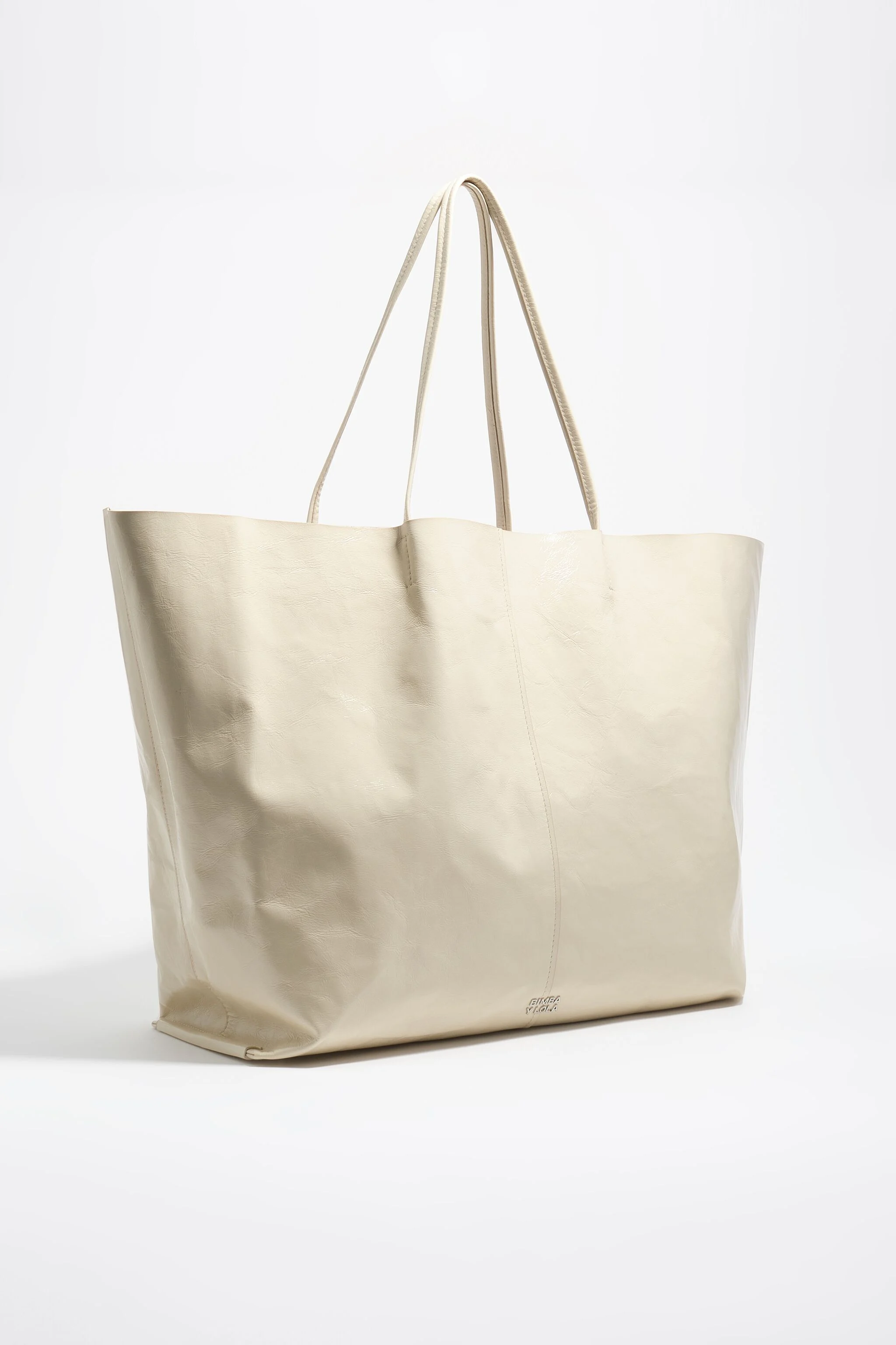 Bolsa maxi shopper em couro brilhante creme