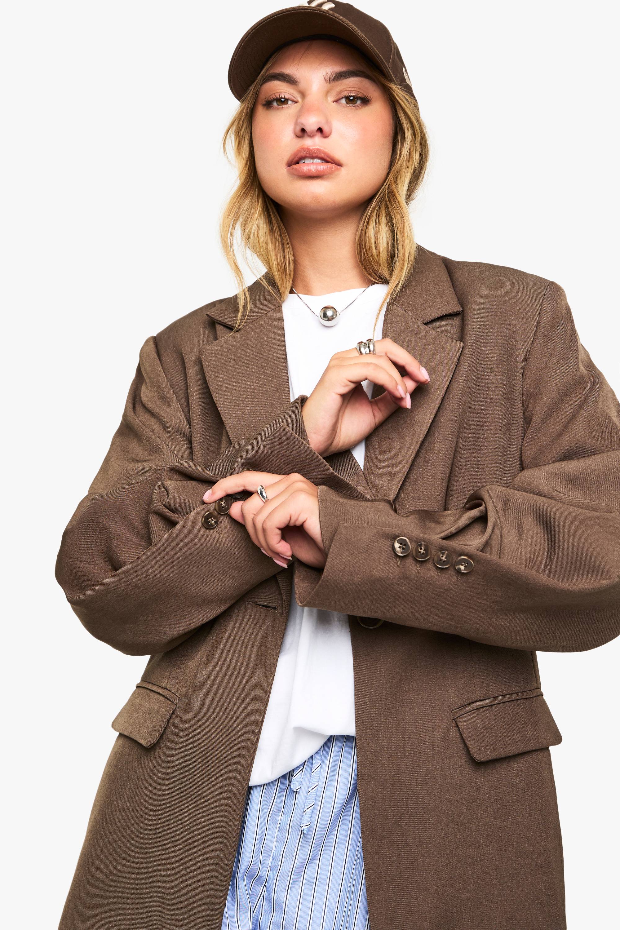 boohoo Blazer surdimensionné à simple boutonnage avec détails boutons et manches volumineuses