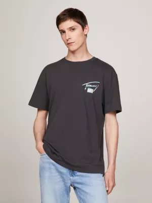 Camiseta com logo metálico nas costas