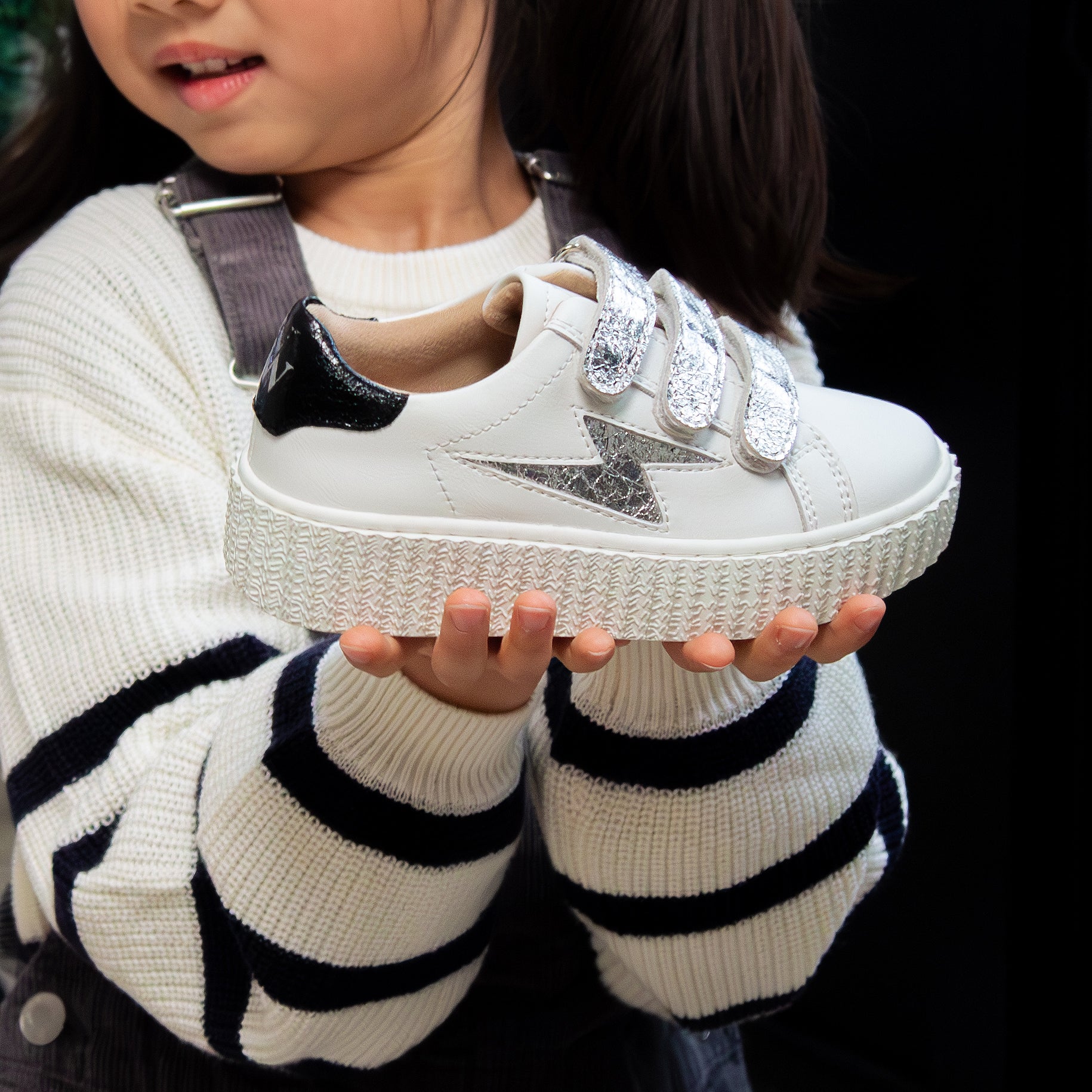 Sneakers-Baskets éclair Mini Marilou blanc et argent à scratchs