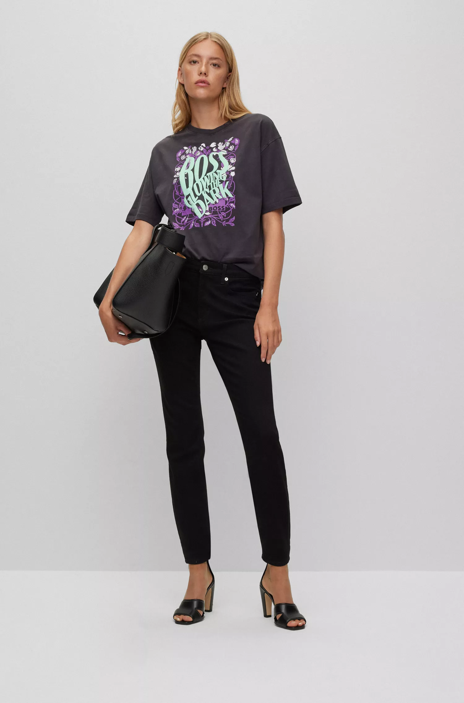 Camiseta BOSS laranja, modelagem relaxada, com estampa que brilha no escuro.