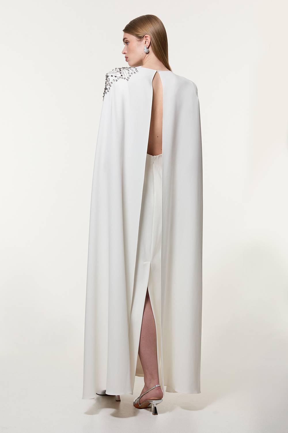 KarenMillen Robe longue à cape dramatique sur-mesure ornée de cristaux floraux placés