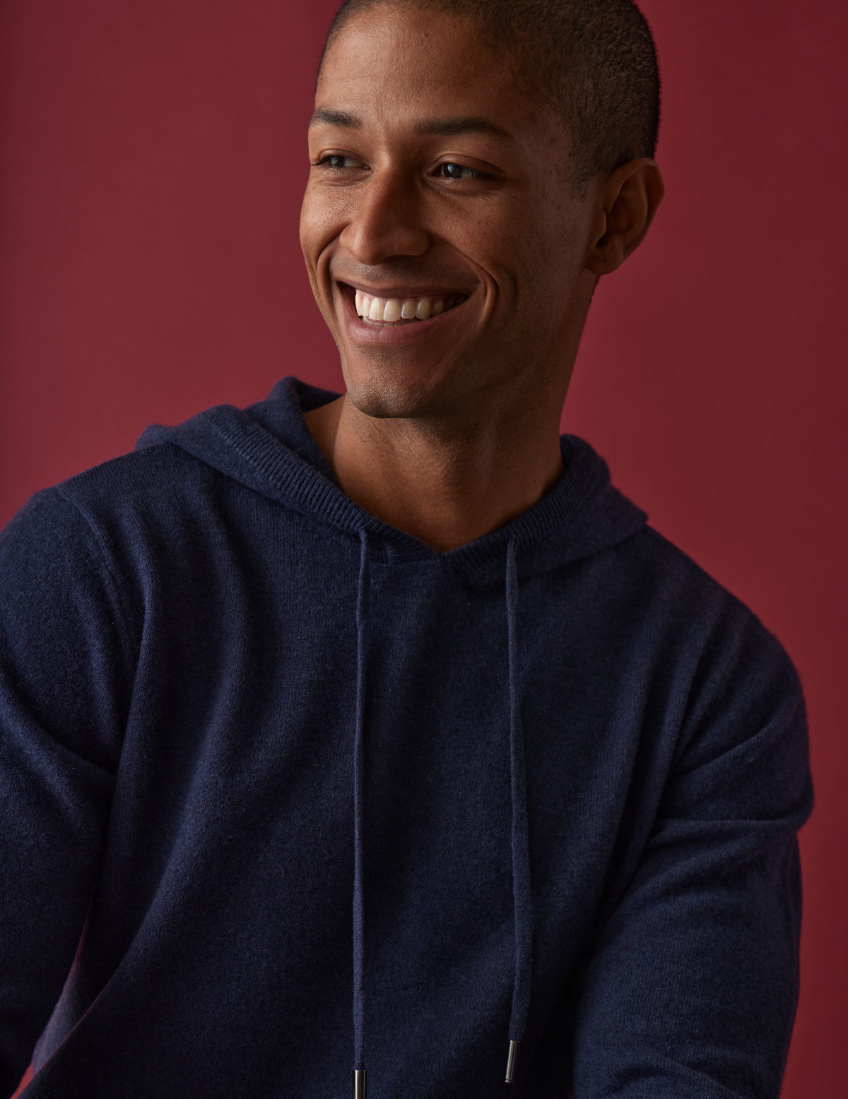 Pull à capuche en cachemire et laine unis bleu indigo